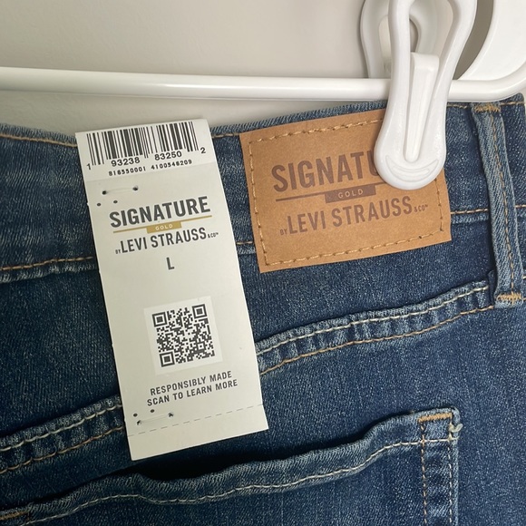 Maternity Signature Levi Strauss Maternity Jeans- Skinny- Dark Wash- Large - Picture 14 of 16